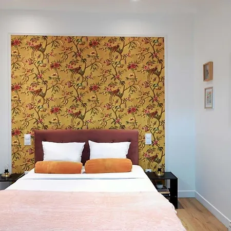 Appartement Modern Renovated With A Touch Of Gilded Glamour Parijs