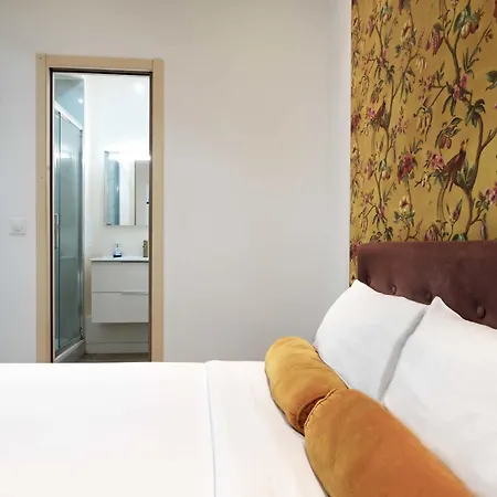 Modern Renovated With A Touch Of Gilded Glamour Apartamento *