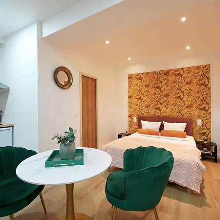 Modern Renovated With A Touch Of Gilded Glamour Parijs
