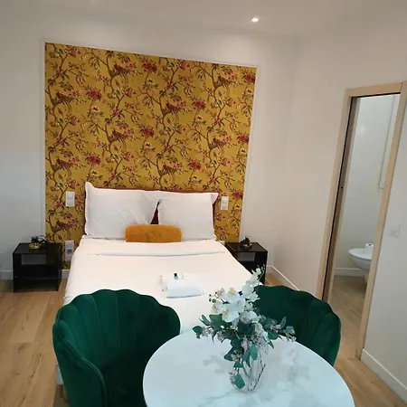 Modern Renovated With A Touch Of Gilded Glamour * París
